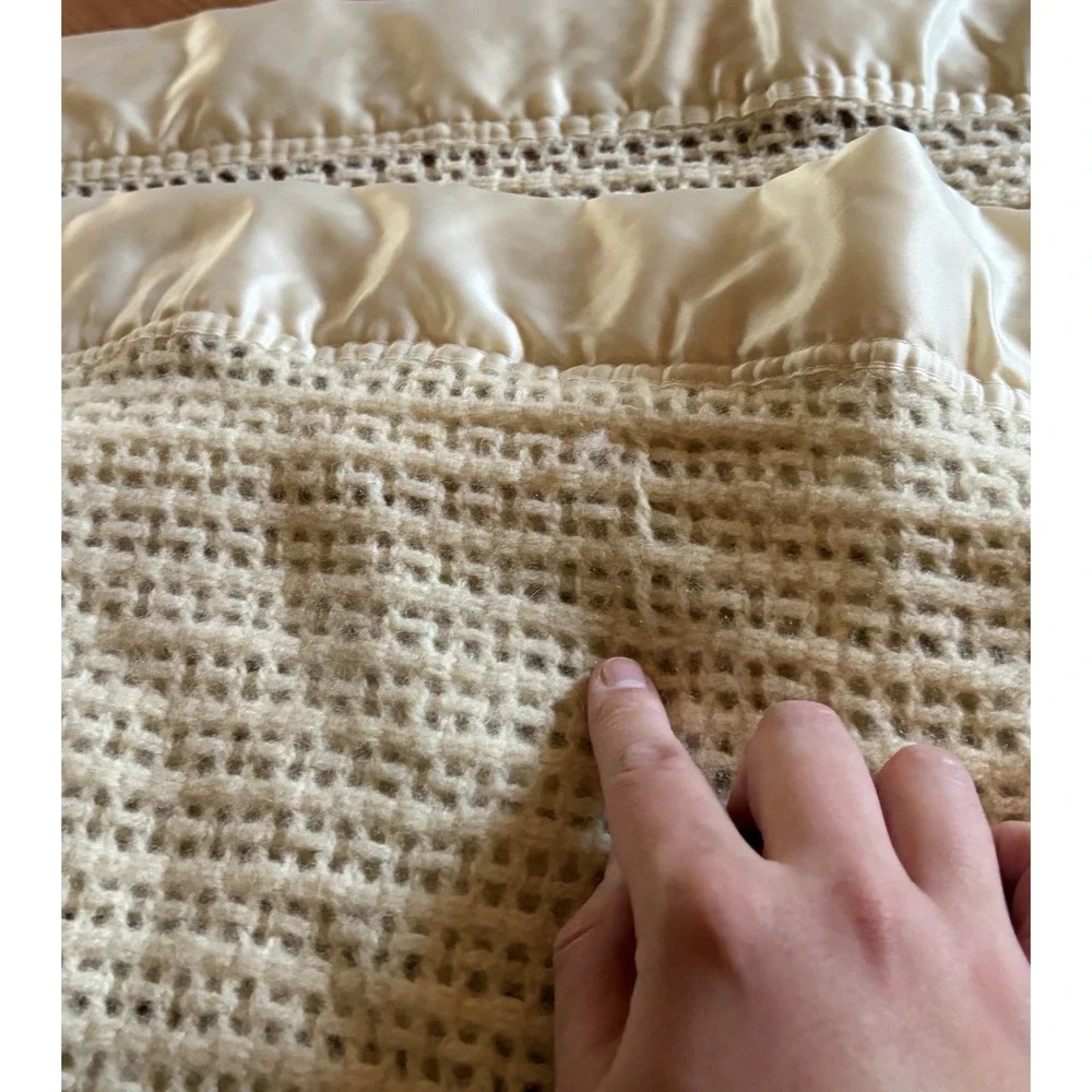 Marshall Field & Co Wool Blanket 82x68 Ivory Earlywarm Cellular Satin‎ Trim Vtg